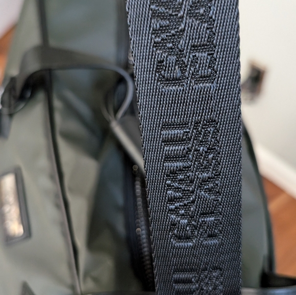 Roberto Cavalli Cavalli Class 19" Logo Duffel Bag With Removable Strap Nwt ❤️ - Picture 8 of 8